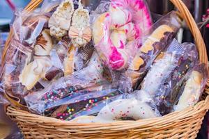 cesto pieno di salatini glassati colorati in confezione foto