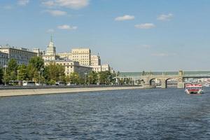 Mosca, Russia - 10 agosto 2017 vista dell'argine del fiume di Mosca foto