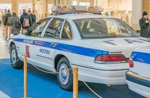 mosca, russia - 23 novembre 2017 unione sovietica e auto della polizia russa ford crown victoria. mostra di auto retrò nel centro commerciale della metropoli foto