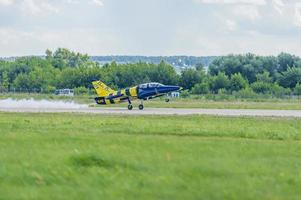 zhukovsky, regione di mosca, russia - 23 luglio 2017 esposizioni del salone aerospaziale internazionale maks-2017 a zhukovsky, regione di mosca, russia. squadra di jet delle api baltiche dalla lettonia foto