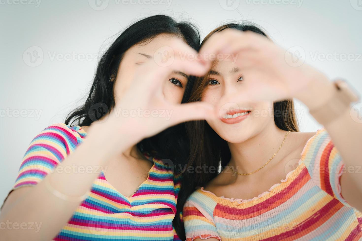lgbtq, conceito lgbt, homossexualidade, retrato de duas mulheres asiáticas posando felizes juntos e mostrando amor um pelo outro enquanto estão juntos foto
