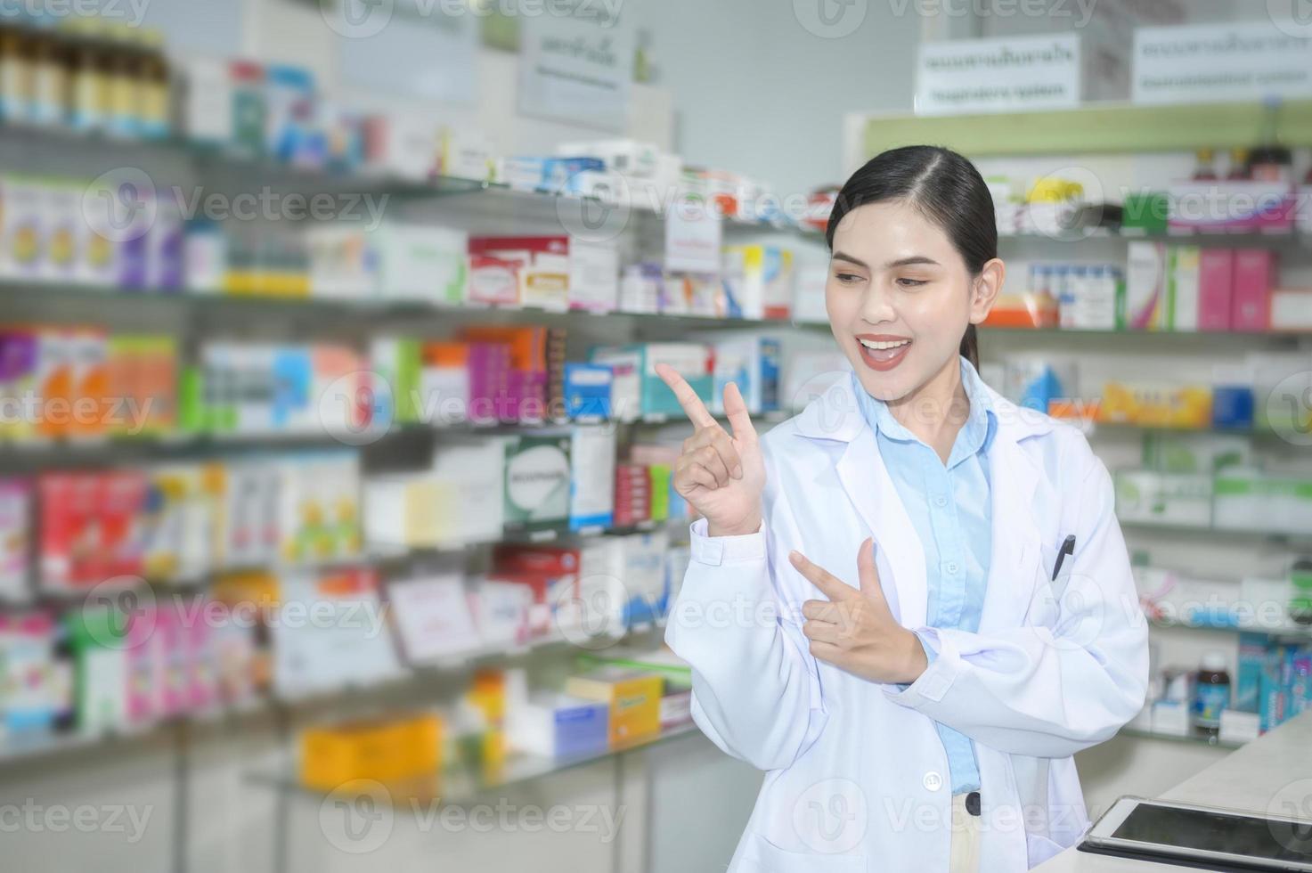retrato de farmacêutico feminino trabalhando em uma farmácia moderna. foto