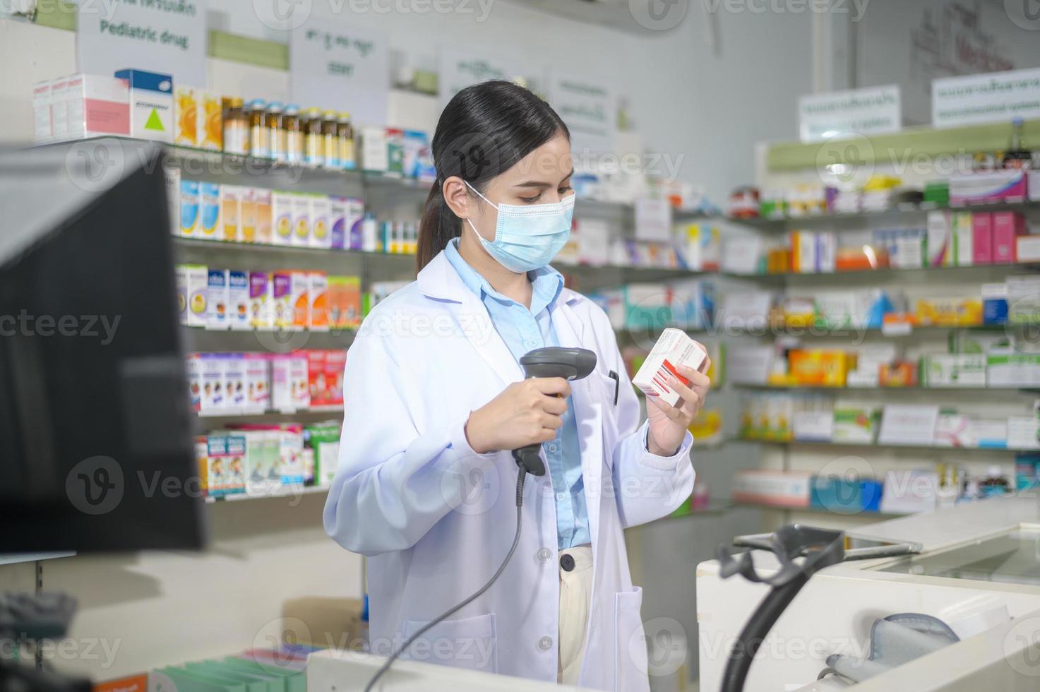 retrato de farmacêutico feminino usando máscara facial em uma farmácia de farmácia moderna. foto