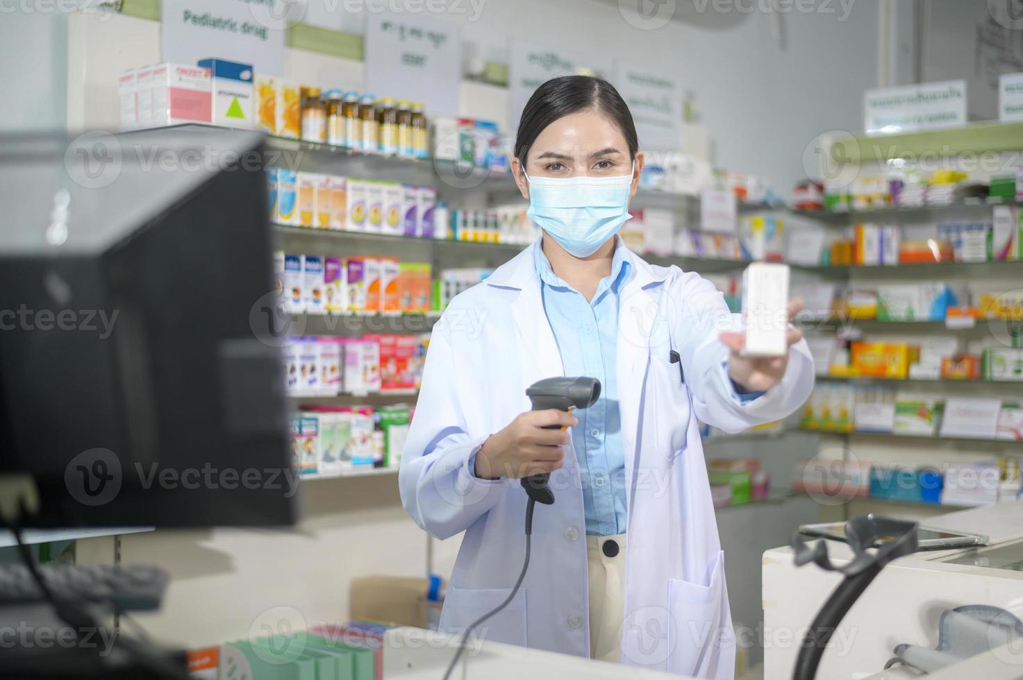 retrato de farmacêutico feminino usando máscara facial em uma farmácia de farmácia moderna. foto