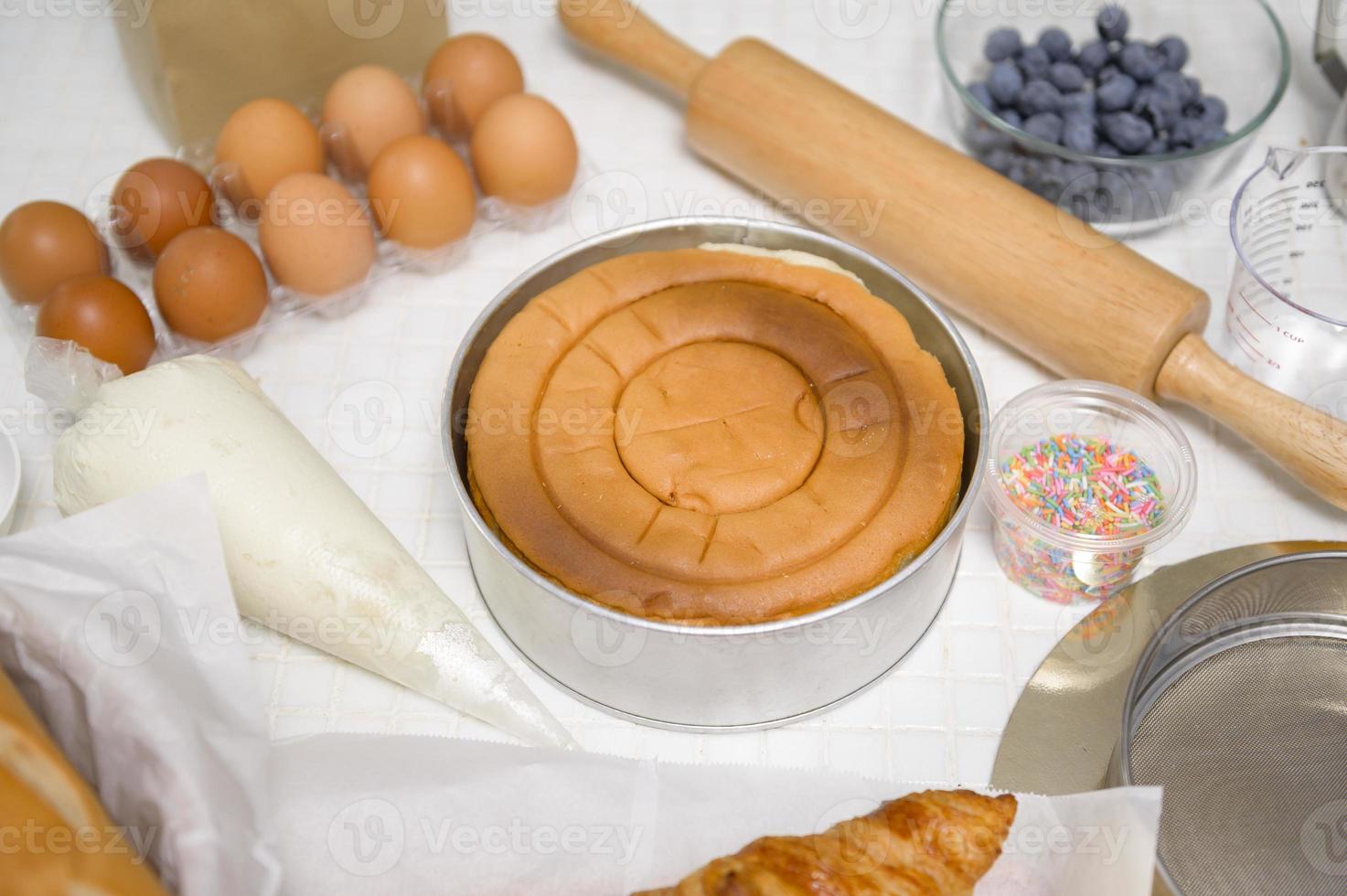 composição de ingredientes de cozimento ou cozimento no fundo da mesa de cozinha, conceito de negócio de cafeteria foto