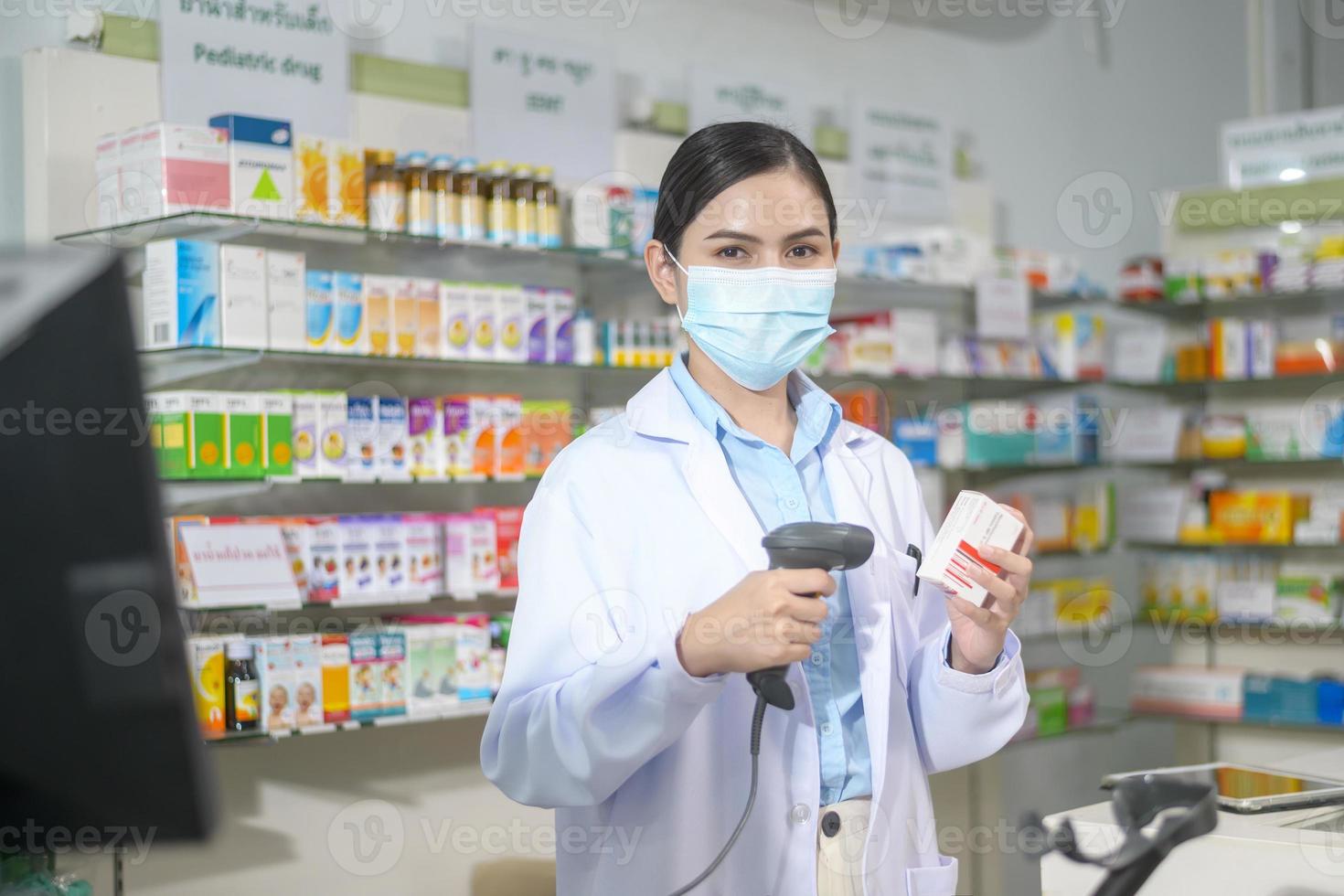 retrato de farmacêutico feminino usando máscara facial em uma farmácia de farmácia moderna. foto