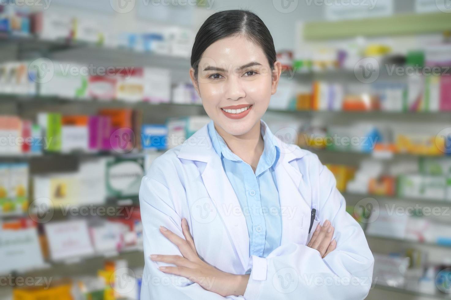 retrato de farmacêutico feminino trabalhando em uma farmácia moderna. foto