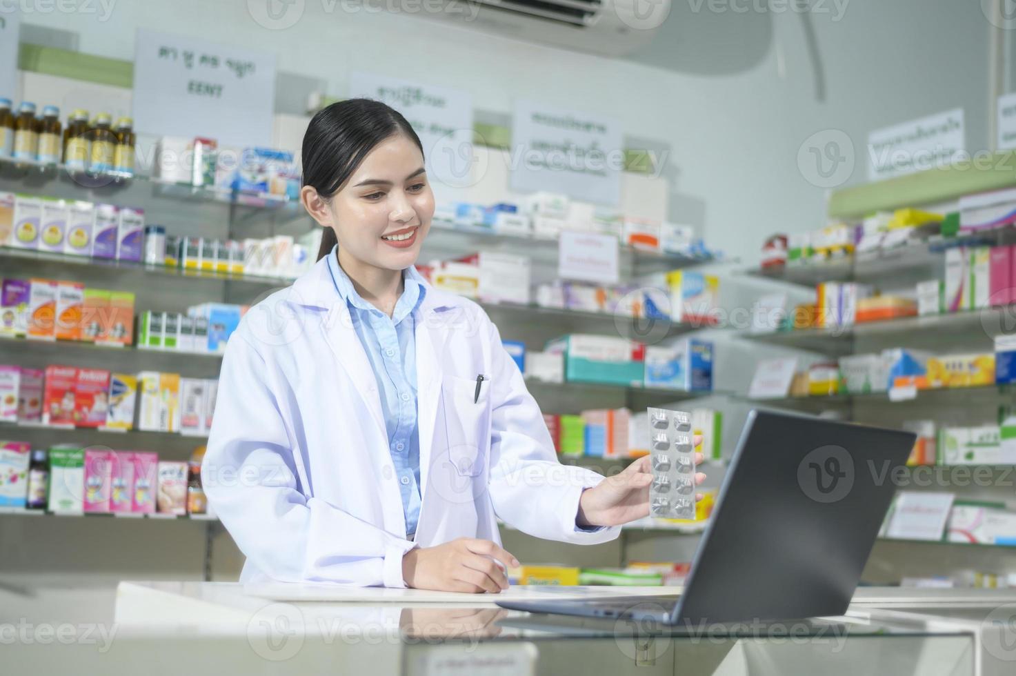 farmacêutico feminino aconselhando cliente por videochamada em uma farmácia moderna. foto