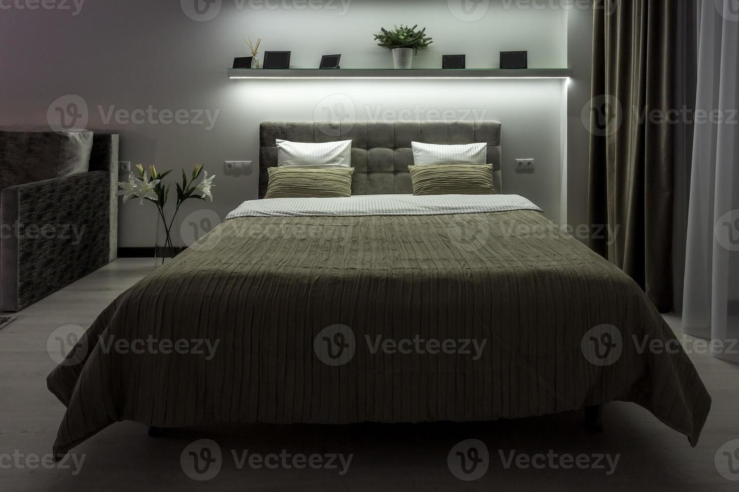 cama de casal com almofadas no interior do quarto moderno em loft em estilo de cor clara de apartamentos caros foto