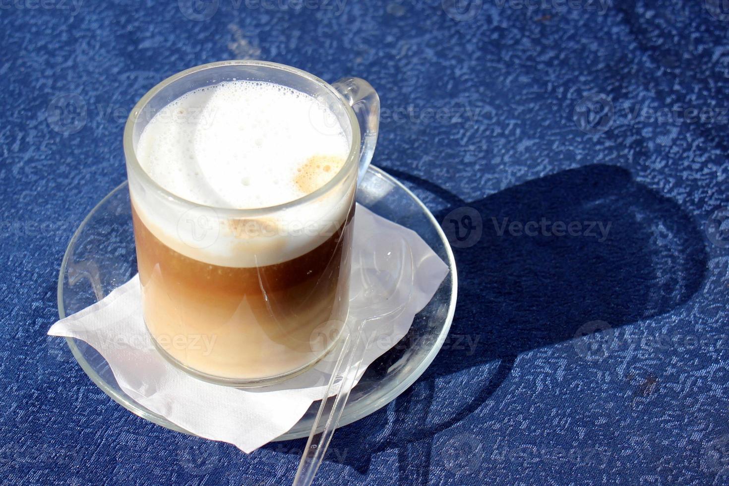 café quente e forte é derramado em uma xícara. foto