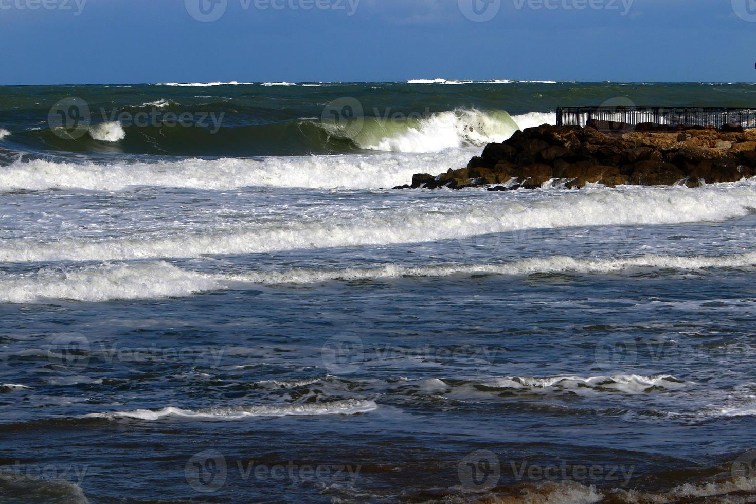 quebra-mar na praia da cidade para proteção contra ondas de alto mar. foto