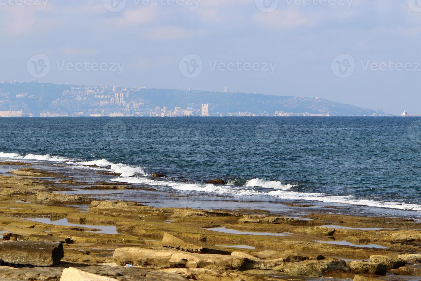 costa rochosa do mar mediterrâneo no norte de israel. foto