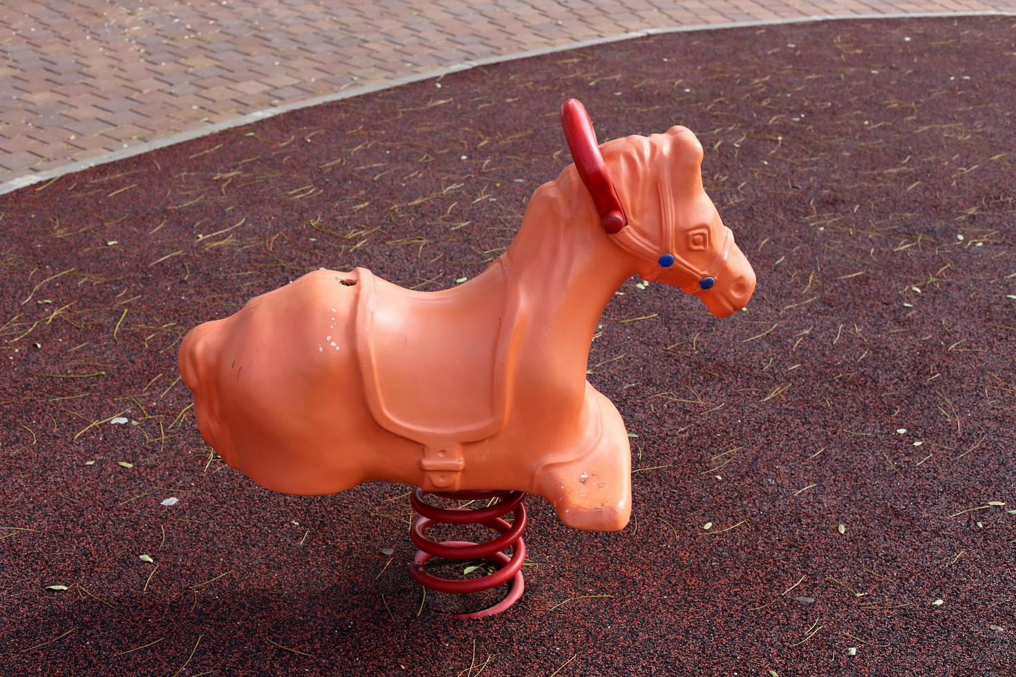 brinquedos e equipamentos esportivos em um playground em israel. foto