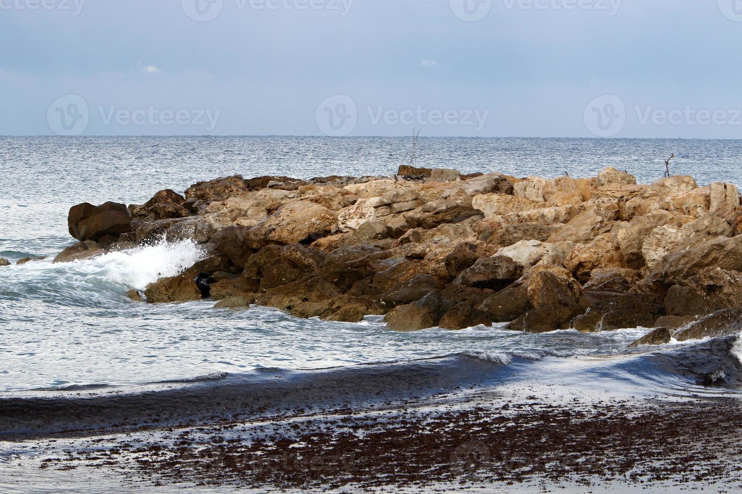 quebra-mar na praia da cidade para proteção contra ondas de alto mar. foto