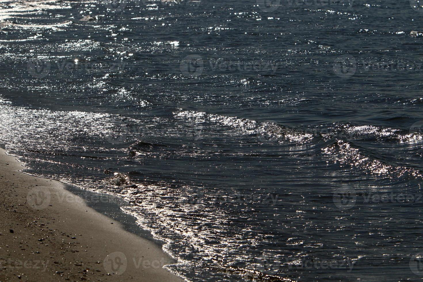 a cor da água do mar em águas rasas. foto