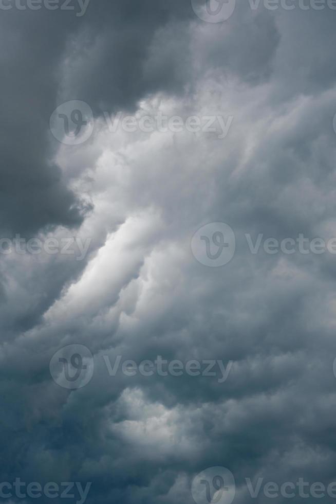 dramáticas nuvens escuras nubladas antes de uma tempestade. nuvens pesadas azuis e cinzentas profundas. previsão do tempo foto