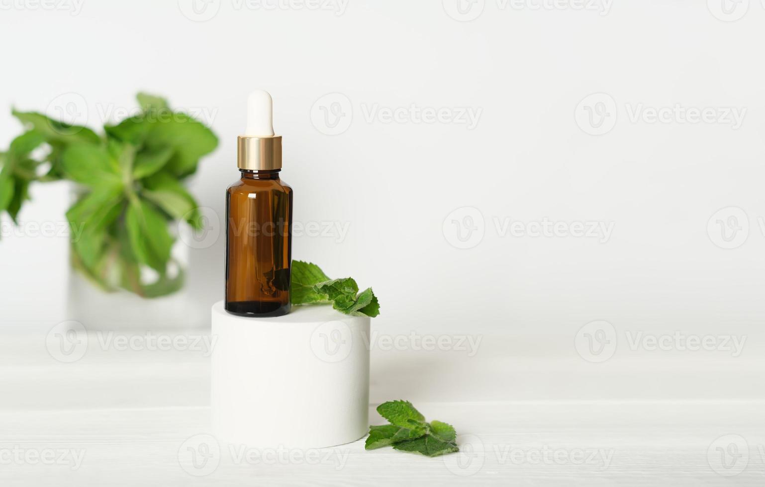 frasco de pipeta conta-gotas âmbar em um pódio com folhas de plantas. serunm cosmético natural, cuidado anti-idade e rugas. cuidados com peptídeo de colágeno e ácido hialurônico. foto