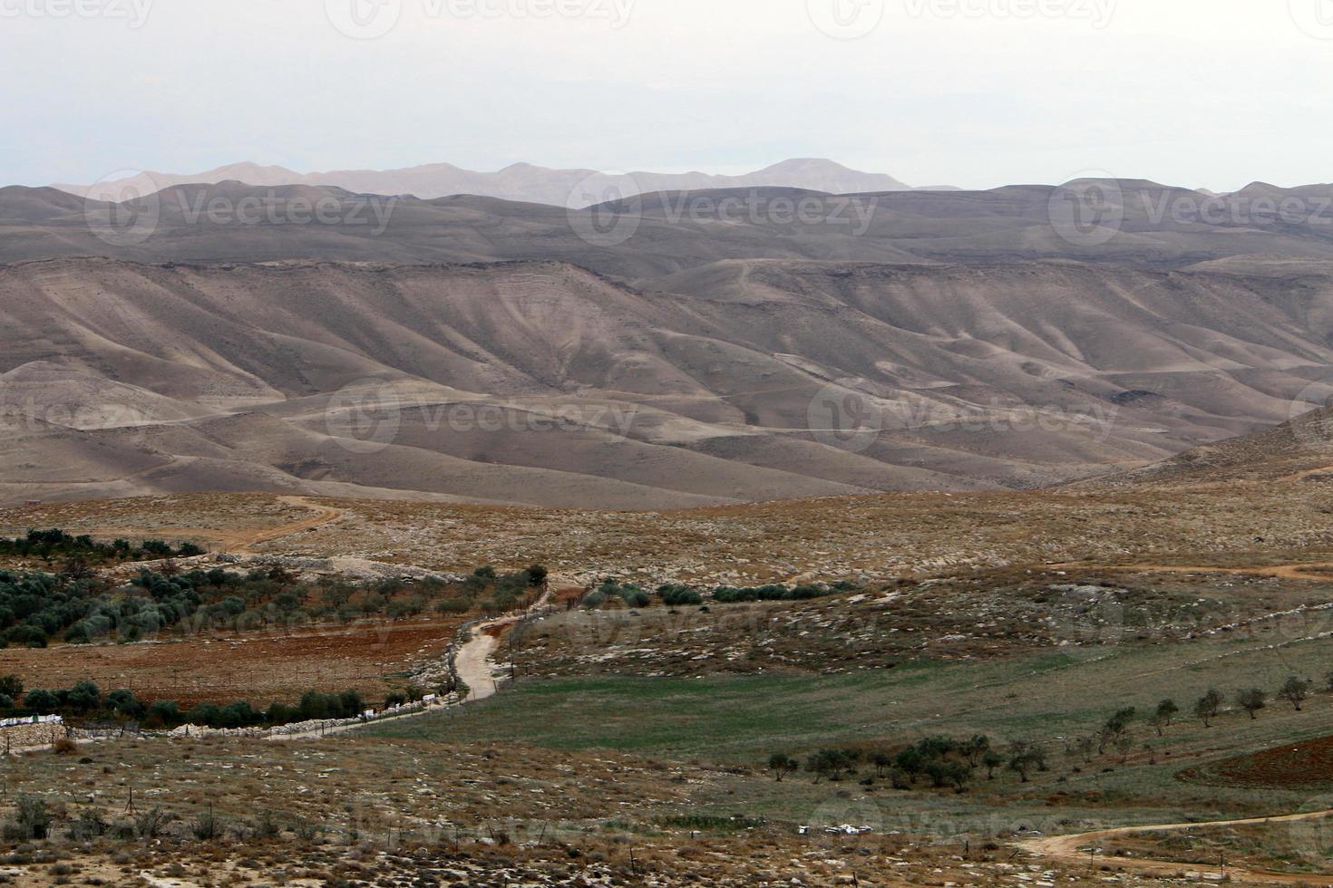 o deserto da Judéia no Oriente Médio em Israel. desde os tempos antigos, este lugar serviu de refúgio para eremitas e rebeldes. foto