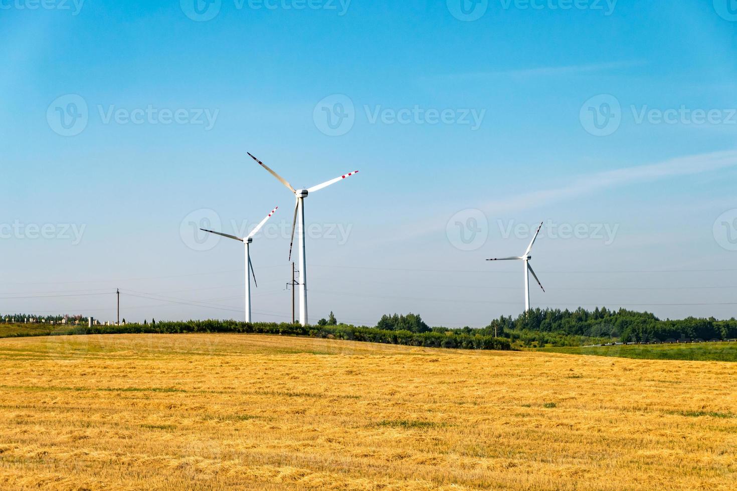 lâminas rotativas de uma hélice de moinho de vento no fundo do céu azul. geração de energia eólica. pura energia verde. foto