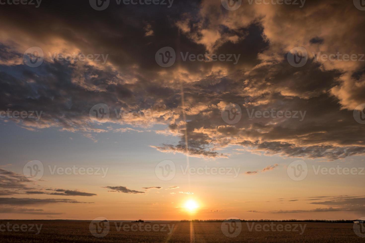 fundo de céu vermelho azul com nuvens crespos rolando à noite com sol poente. bom tempo ventoso foto