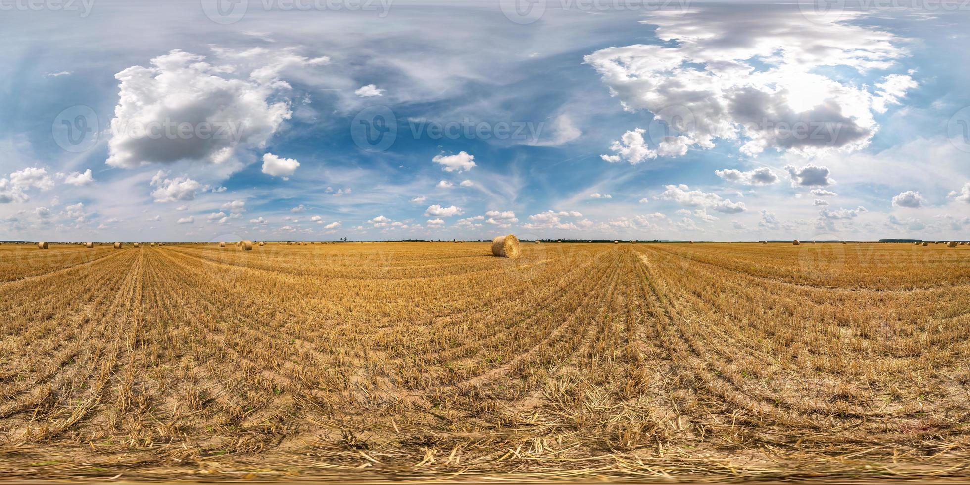 panorama hdri esférico sem costura completo vista de ângulo de 360 graus entre campos de centeio e trigo colhidos com fardos de feno em dia de verão com belas nuvens cirrocumilus em projeção equirretangular foto