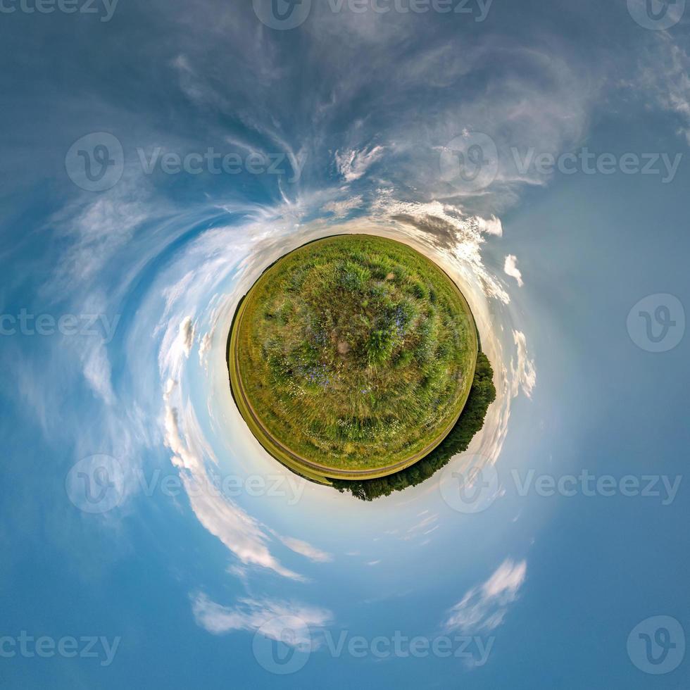 pequena transformação do planeta do panorama esférico 360 graus. vista aérea abstrata esférica em campo em boa noite com lindas nuvens incríveis. curvatura do espaço. foto