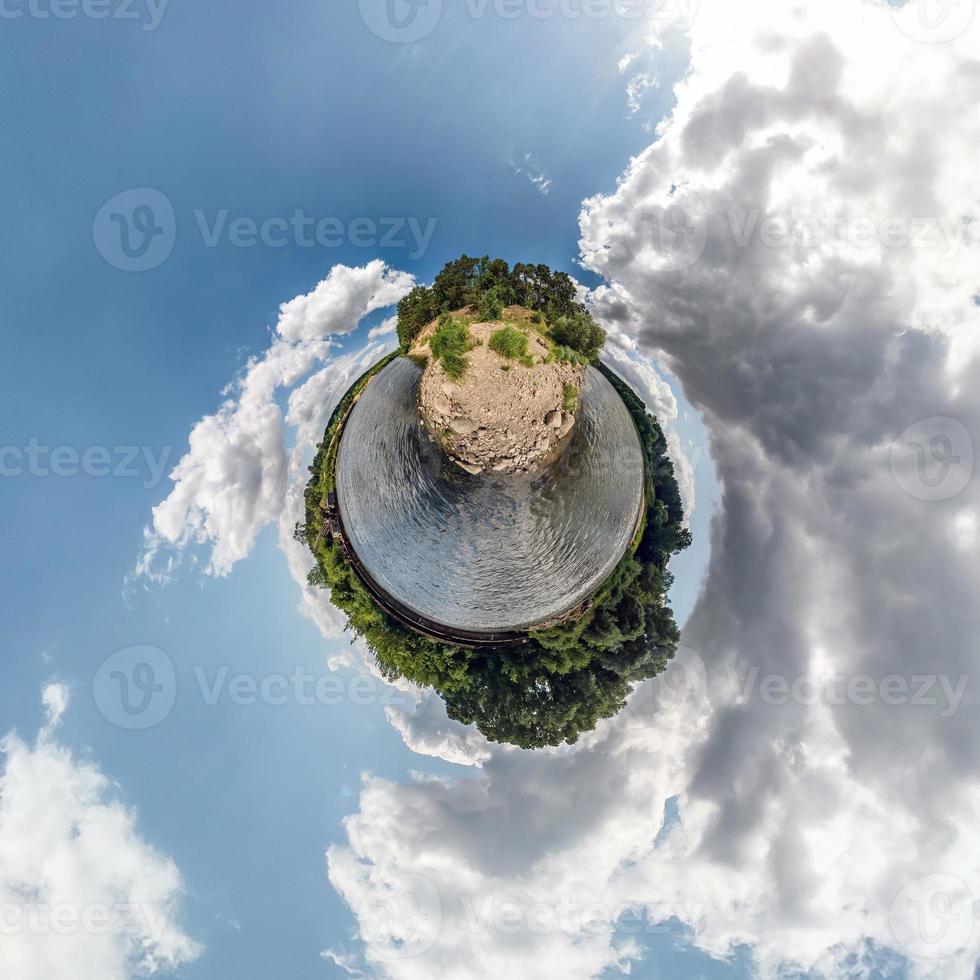 pequena transformação do planeta do panorama esférico 360 graus. vista aérea abstrata esférica em campo perto do rio com lindas nuvens impressionantes. curvatura do espaço. foto