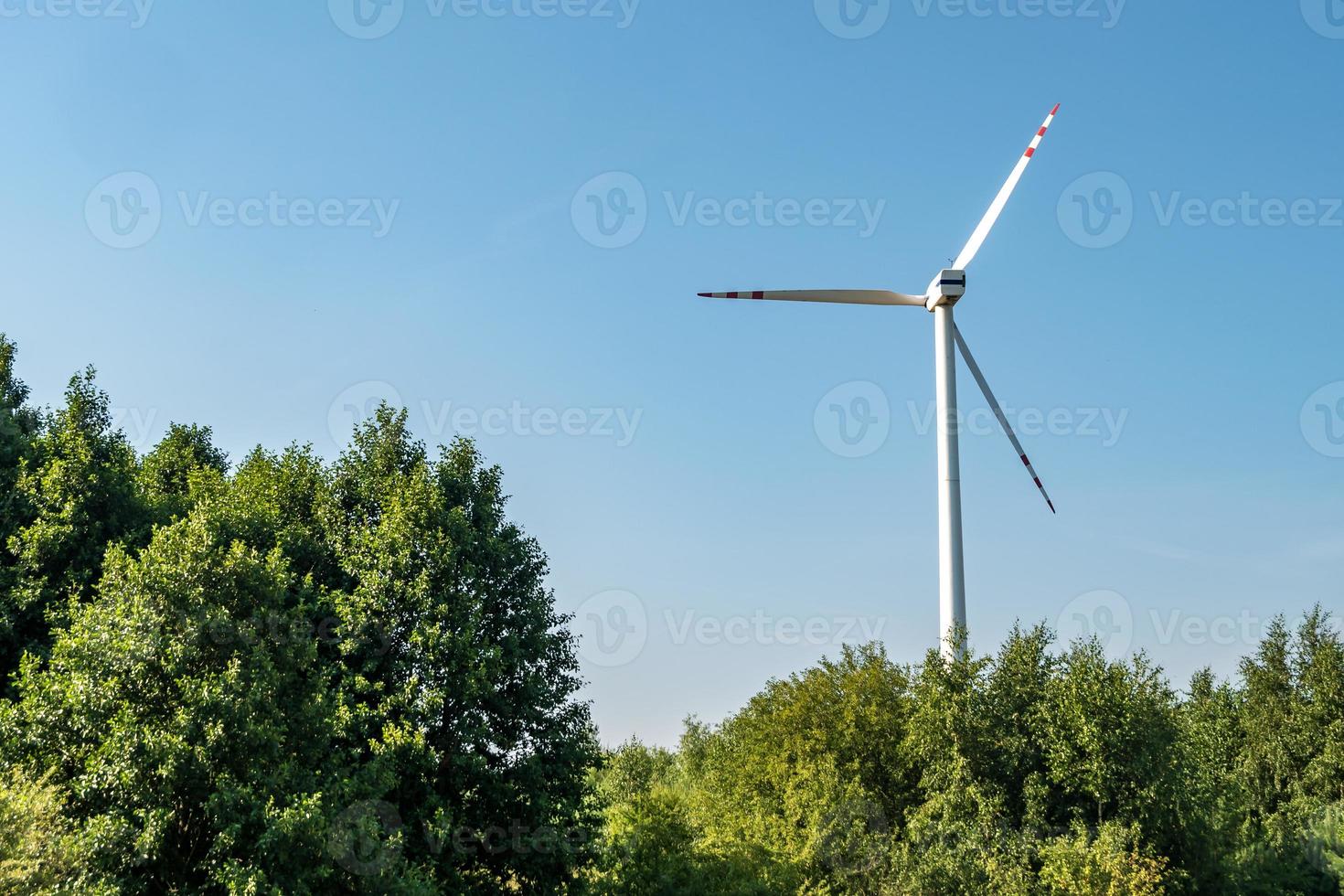 pás rotativas de uma hélice de moinho de vento. geração de energia eólica. pura energia verde. foto