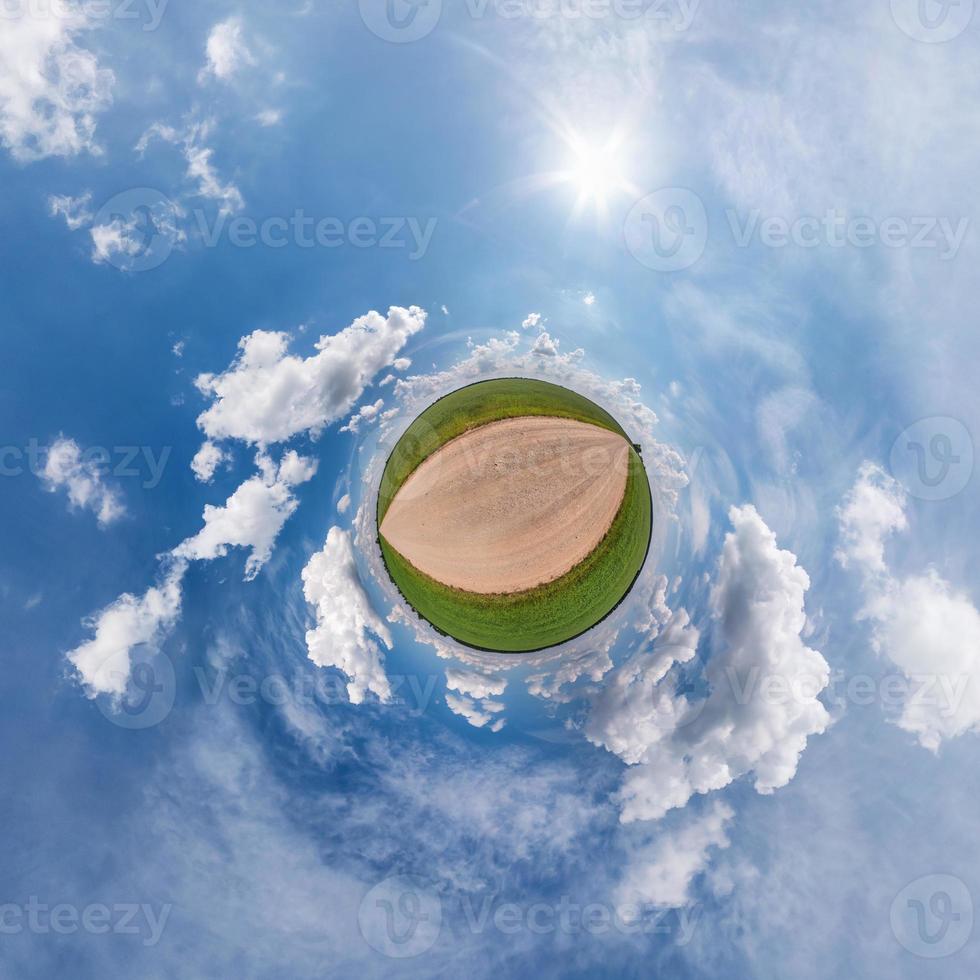 pequena transformação do planeta do panorama esférico 360 graus. vista aérea abstrata esférica em campo em boa noite com lindas nuvens incríveis. curvatura do espaço. foto