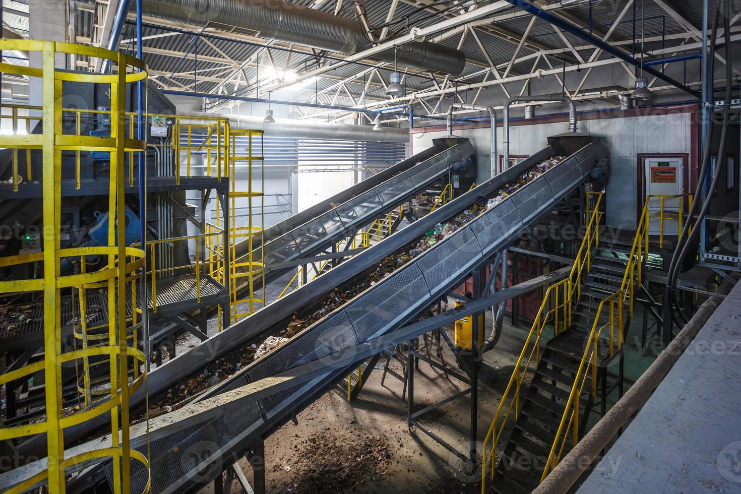 transportador transportador em movimento na moderna usina de processamento de reciclagem de resíduos. separar e classificar a coleta de lixo. reciclagem e armazenamento de resíduos para posterior eliminação. foto