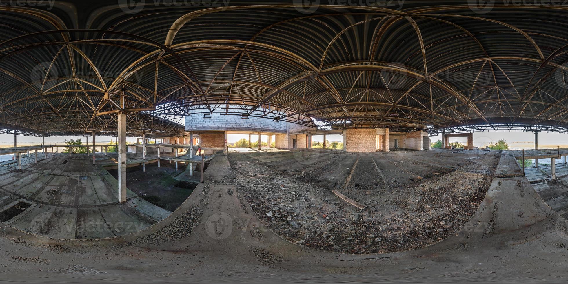 visão de ângulo de 360 graus esférica sem costura panorama estruturas de concreto abandonadas construção inacabada do aeroporto em projeção equidistante equirretangular, conteúdo vr ar foto