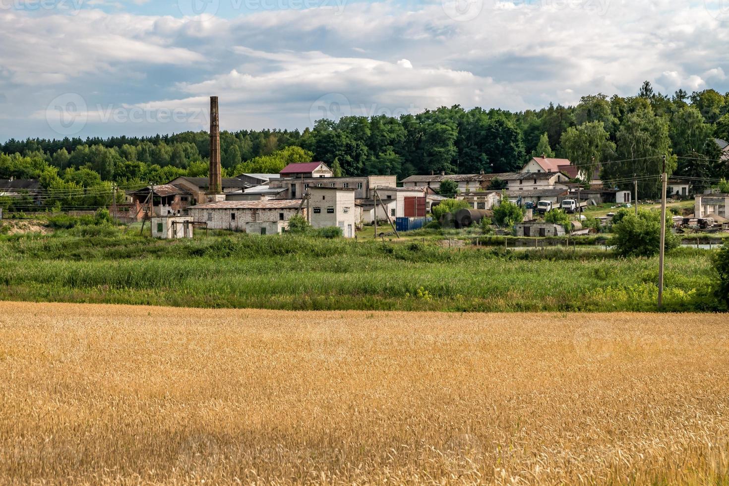 área de cervejaria industrial abandonada na vila com tubulação foto