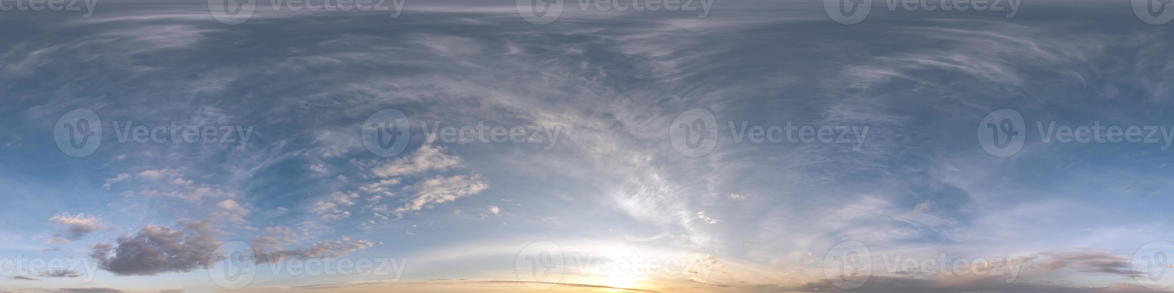 céu azul à noite hdr 360 panorama com lindas nuvens brancas em projeção  perfeita com zênite para uso em gráficos 3d ou desenvolvimento de jogos  como cúpula do céu ou editar tiro