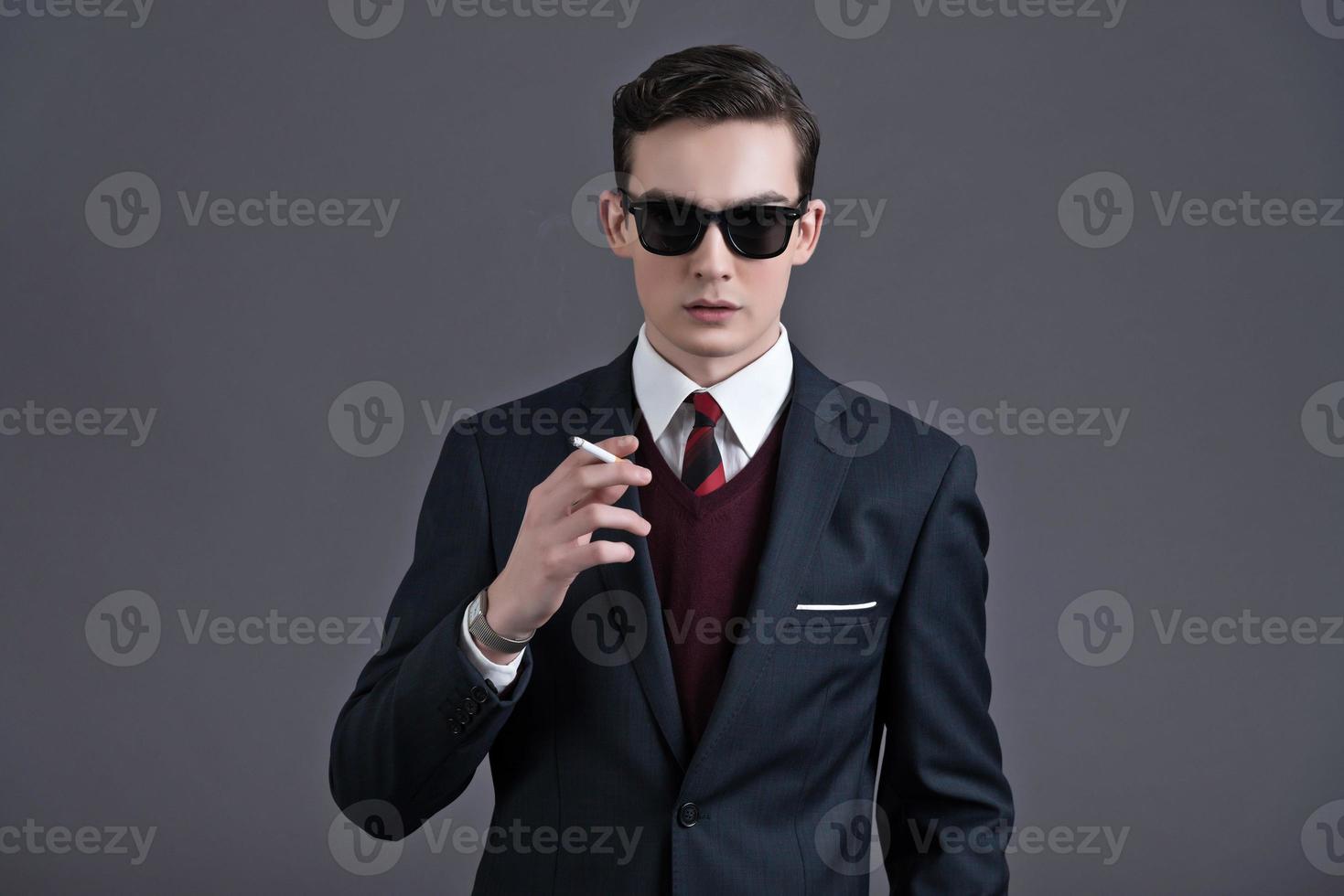 anos 50 retrô moda jovem empresário com óculos de sol pretos. foto