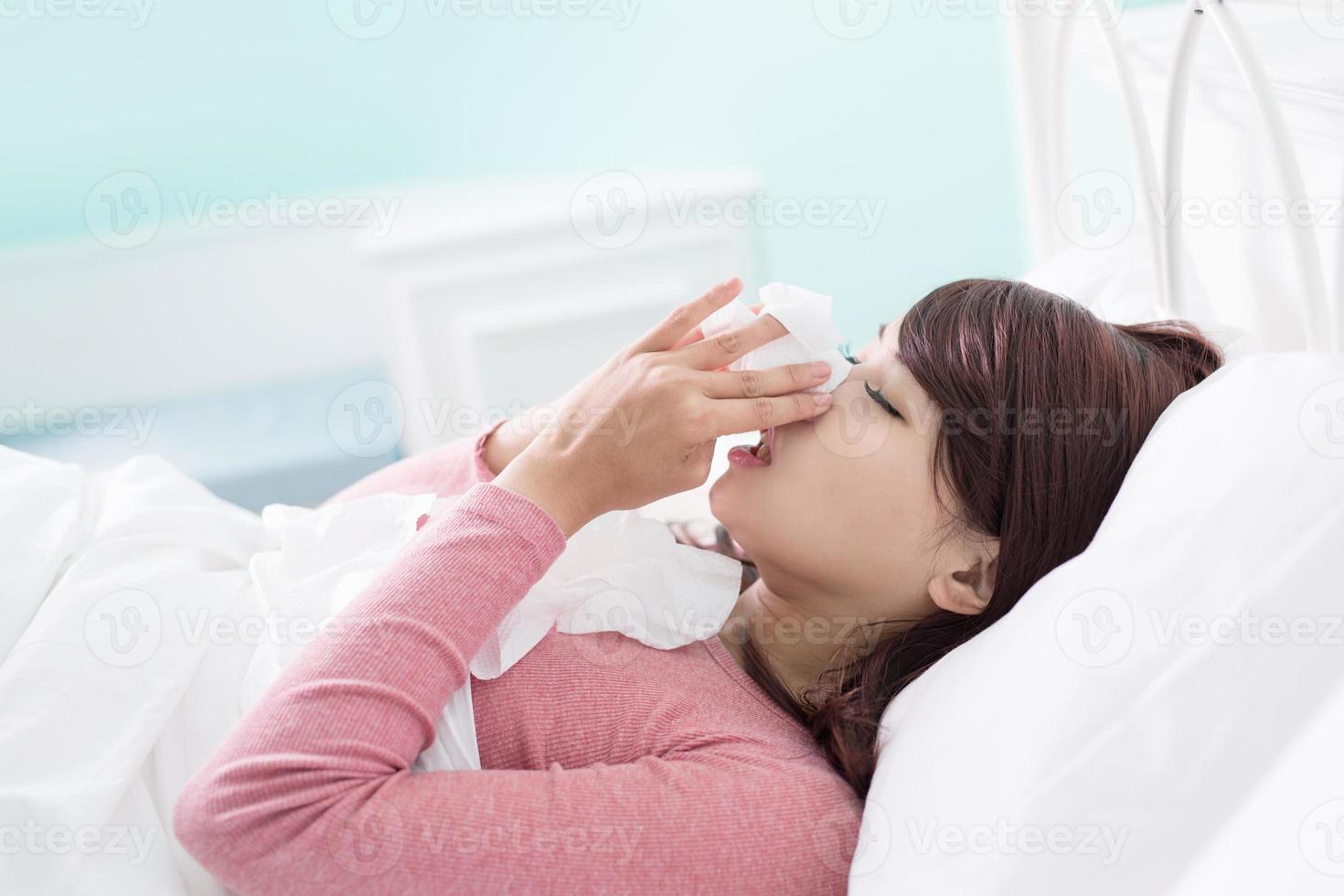 mulher doente pegou resfriado foto