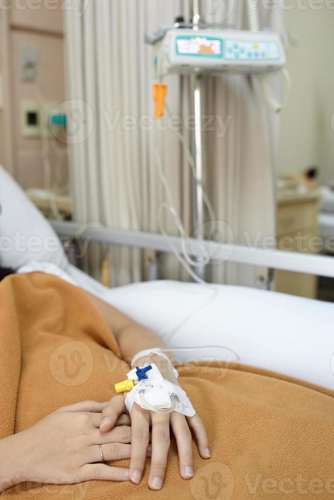 paciente na cama de hospital foto