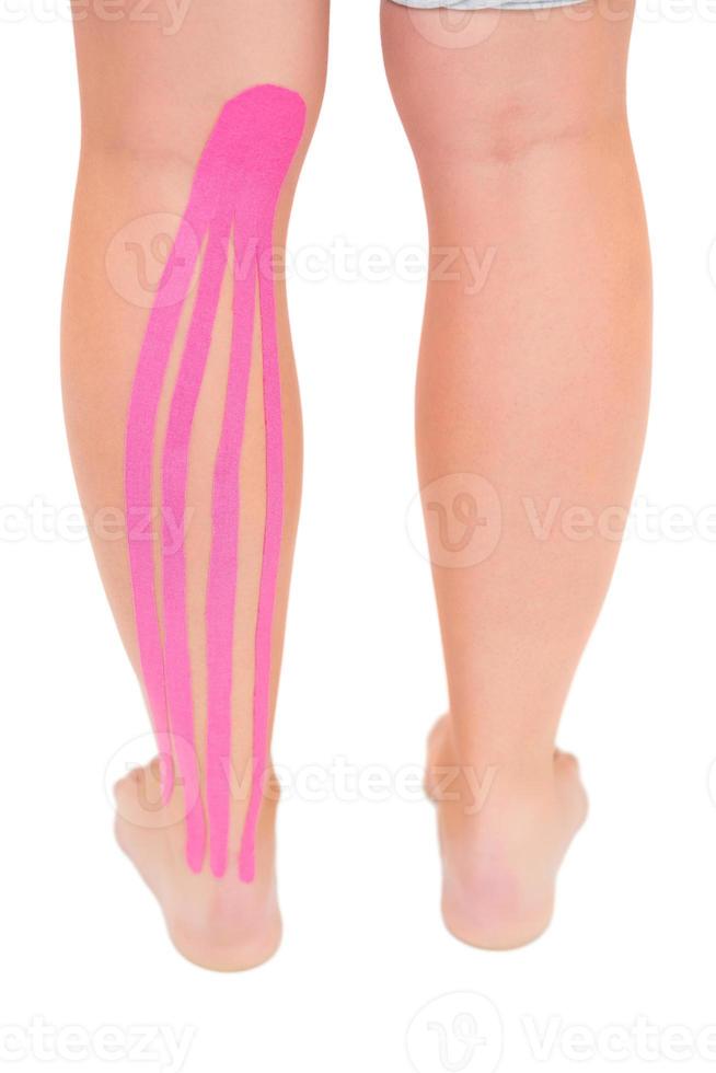 perna do paciente com fita kinesio aplicada foto
