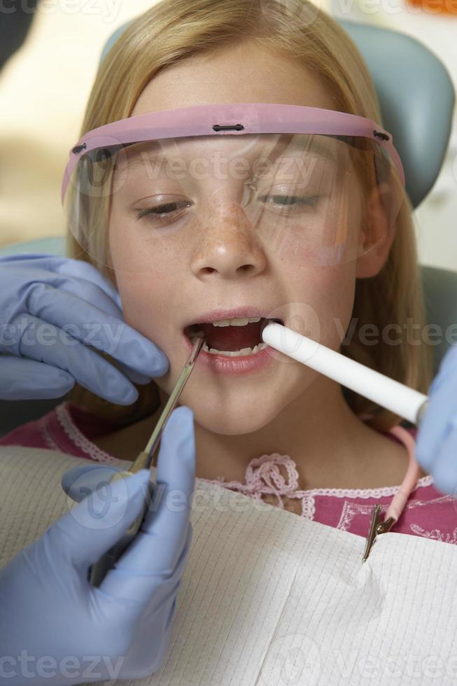 garota fazendo check-up dentário foto