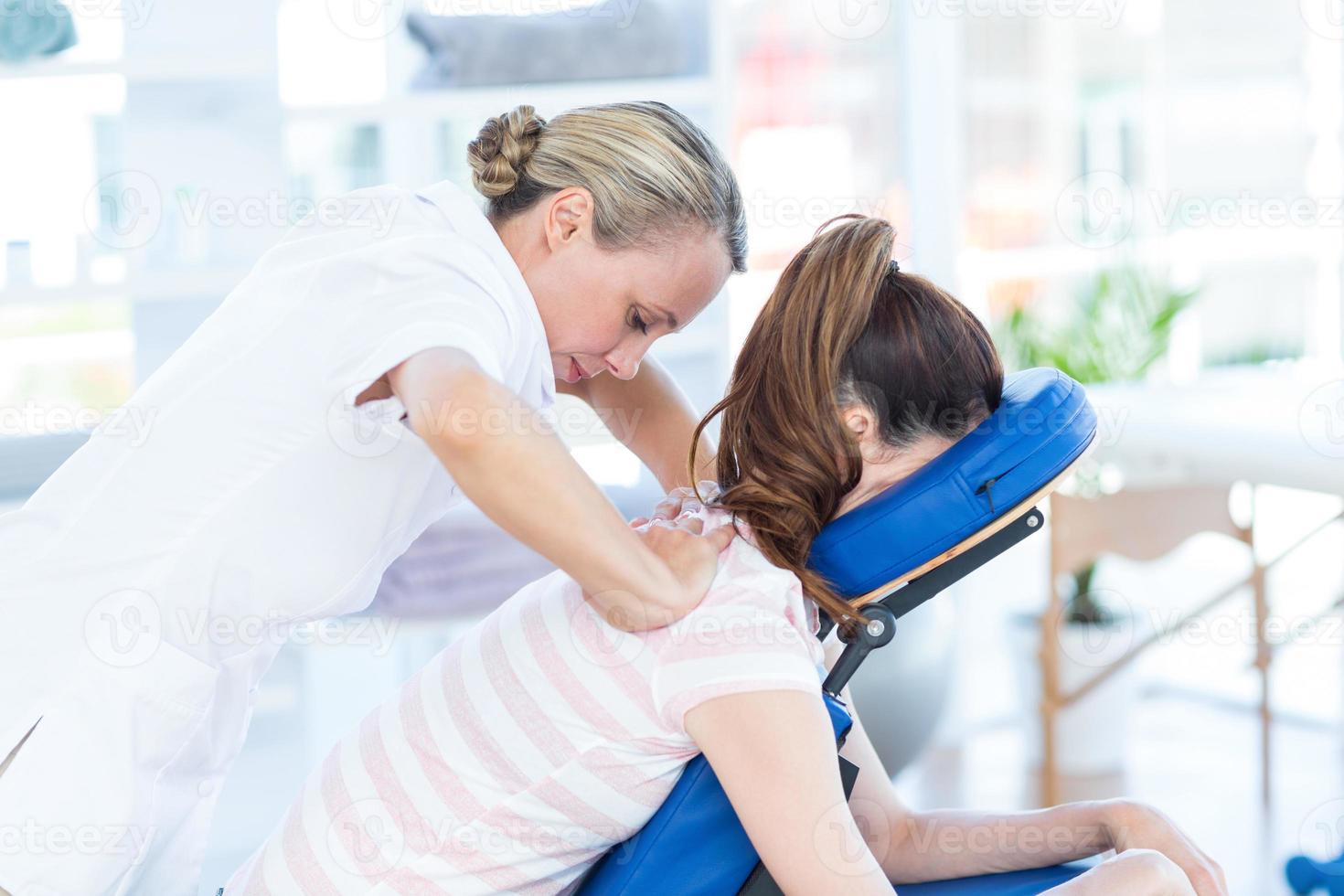 mulher tendo massagem nas costas foto