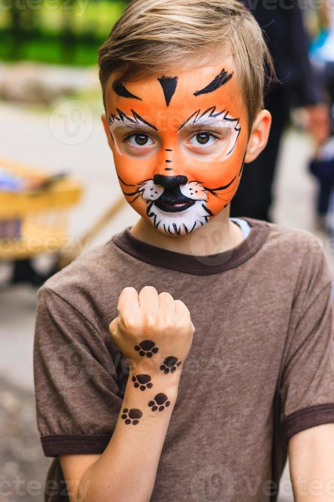 menino com tigre de pintura de rosto foto