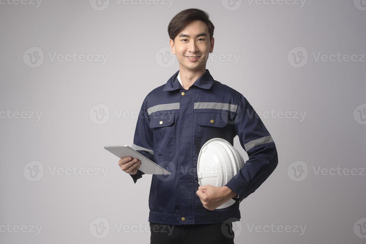 retrato de engenheiro masculino usando um capacete protetor sobre estúdio de fundo branco. foto