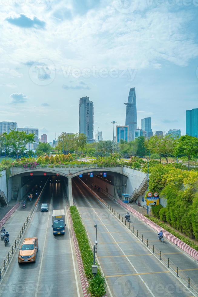 cidade de ho chi minh, vietnã - 12 de fevereiro de 2022 bela paisagem pôr do sol da cidade de ho chi minh ou sai gon, vietnã. torre financeira bitexco e edifícios arranha-céus. conceito de negócios e paisagem. foto