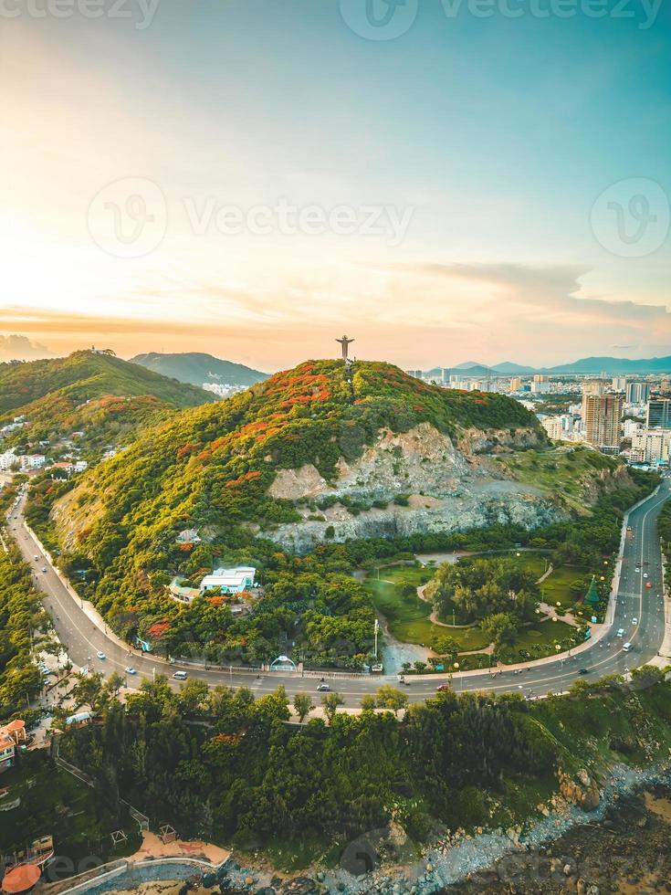 vista superior do vung tau com a estátua de jesus cristo na montanha. o local mais popular. cristo rei, uma estátua de jesus. conceito de viagem. foto