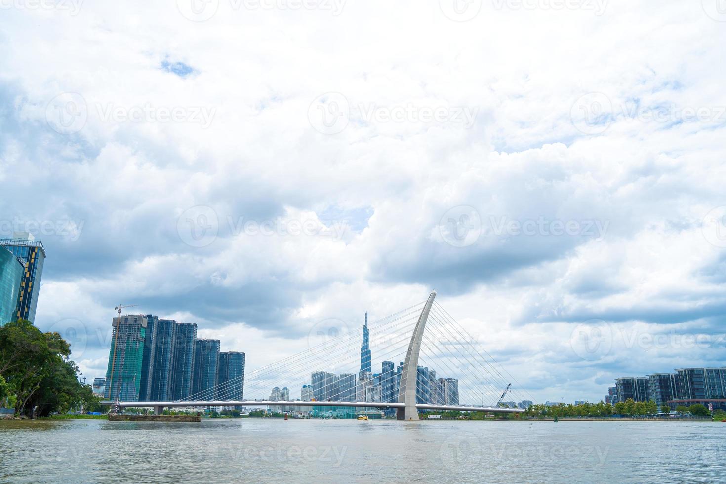 cidade de ho chi minh, vietnã - 22 de maio de 2022 thu thiem 2 bridge, conectando a península de thu thiem e o distrito 1 do outro lado do rio saigon no porto de bach dang foto