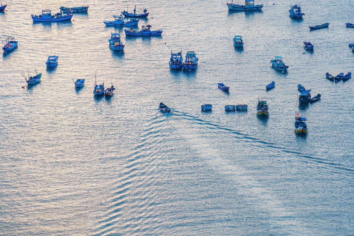vista aérea muitos vietnã da cultura local. vista superior de barcos de pescadores locais no mar azul profundo, paisagem tropical. conceito e plano de fundo da ásia de destino de viagem. foto
