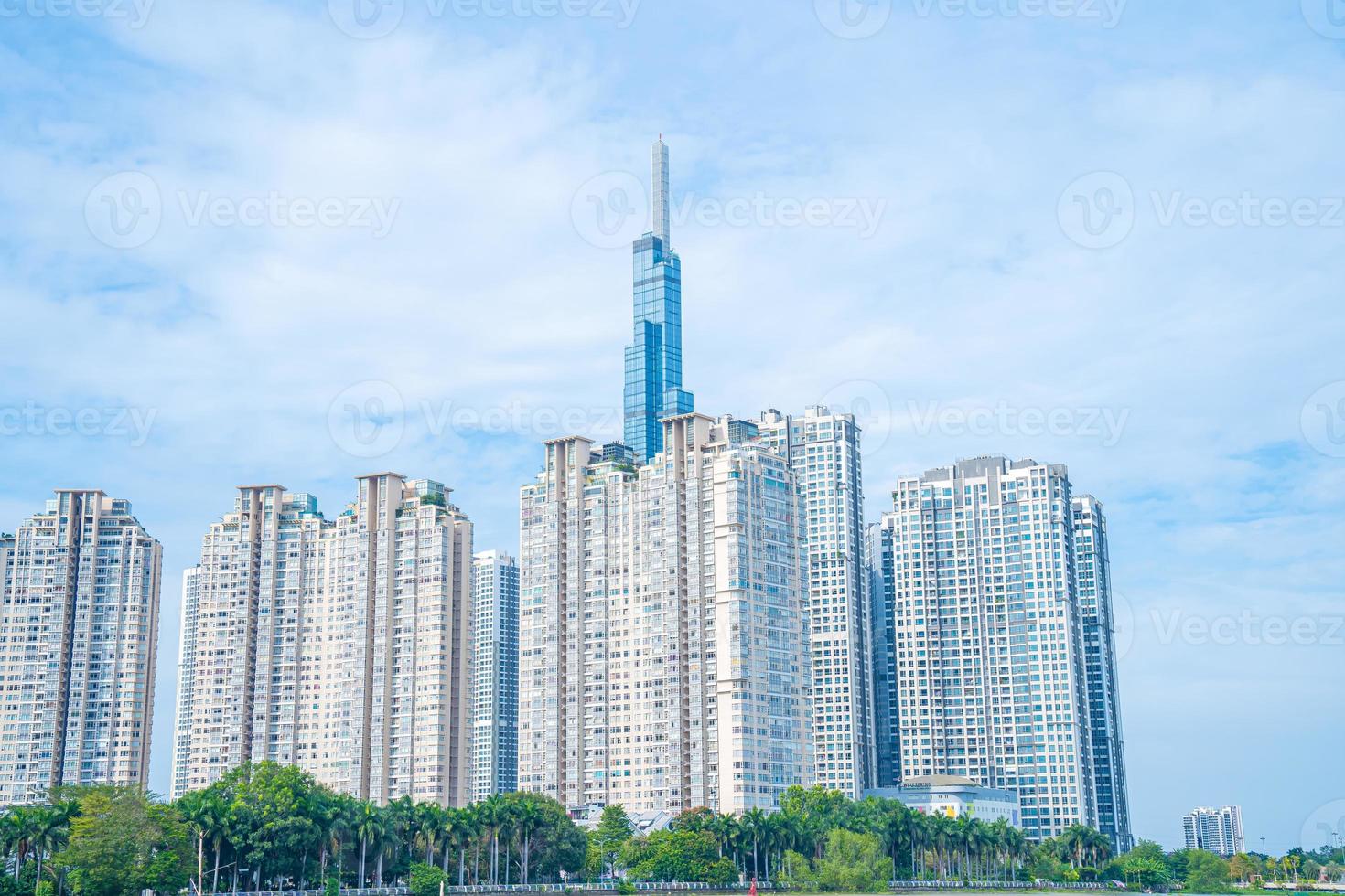 cidade de ho chi minh, vietnã - 12 de fevereiro de 2022 bela vista do céu azul no marco 81 é um arranha-céu super alto no centro da cidade de ho chi minh, vietnã e ponte de saigon com edifícios de desenvolvimento foto