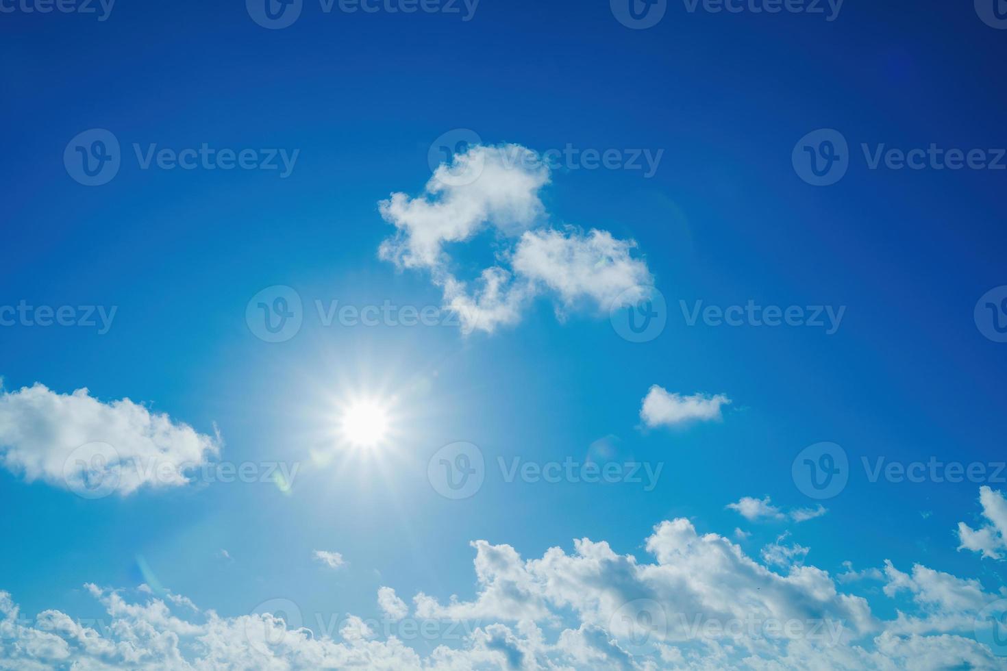 verão de nuvem de fundo. verão de nuvens. céu nuvem cinematográfica. céu natural fundo de textura por do sol bonito e cinematográfico foto