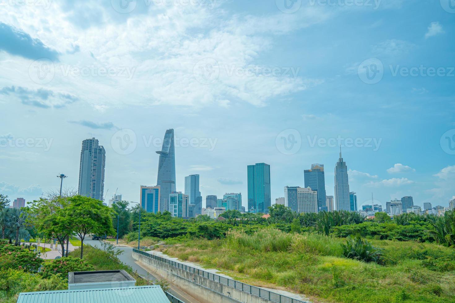 cidade de ho chi minh, vietnã - 12 de fevereiro de 2022 bela paisagem pôr do sol da cidade de ho chi minh ou sai gon, vietnã. torre financeira bitexco e edifícios arranha-céus. conceito de negócios e paisagem. foto