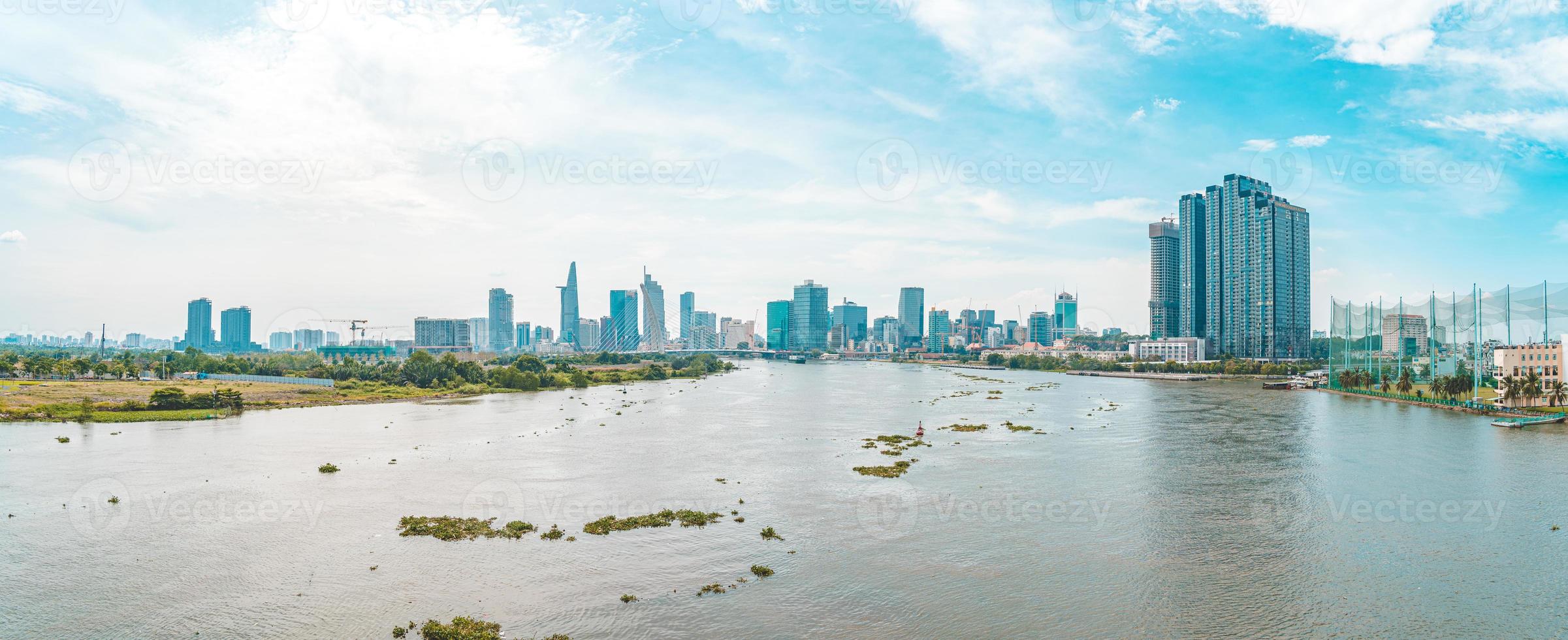 cidade de ho chi minh, vietnã - 12 de fevereiro de 2022 torre financeira bitexco, arranha-céu visto de baixo em direção ao céu. desenvolvimento urbano com arquitetura moderna foto