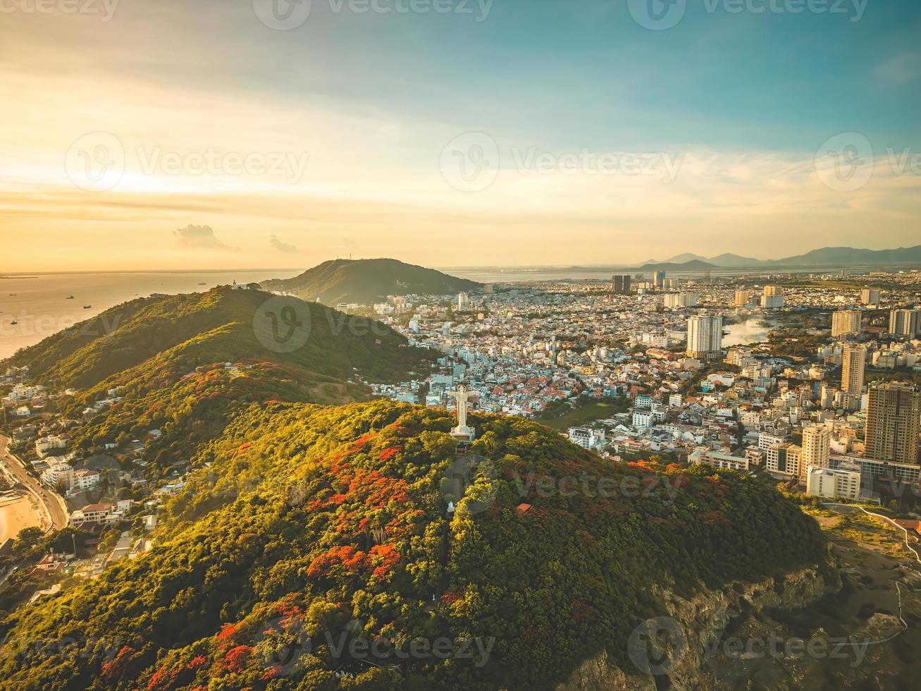 vista superior do vung tau com a estátua de jesus cristo na montanha. o local mais popular. cristo rei, uma estátua de jesus. conceito de viagem. foto